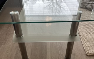Lasinen pöytä