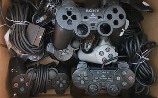 9 kpl Playstation ohjaimia