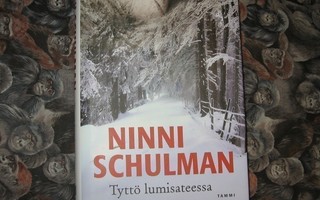 Ninni Schulman : Tyttö lumisateessa  1p