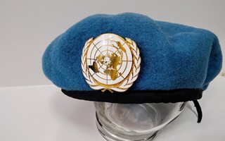 YK:n rauhanturvaajan baretti YK:n kokardilla
