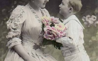 PERHEIDYLLI / Poika tuo kukkia kauniille äidilleen. 1900-l.