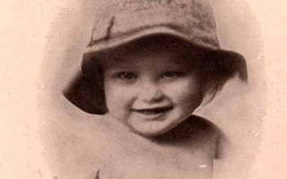 LAPSI / Pikkulapsi hymyilee lierihattu päässään. 1900-l.