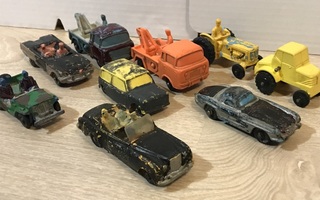 Vanhoja muovisia leikkiautoja.
