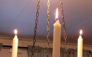 Kattovalaisin lampulle ja kolmelle kynttilälle. Antiikki