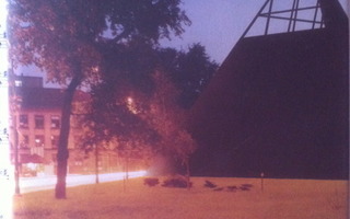 Olli Jalonen: Yhdeksän pyramidia 2000 1.p.