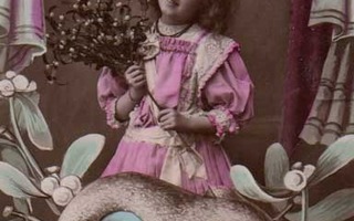 LAPSI / Hymyilevä tyttö mistelikimppu kädessään. 1900-l.