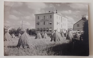 Seinäjoki, Hotelli Seurahuone, kuhilaita etualalla, p. 1933