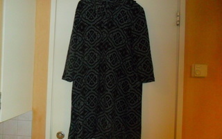 Musta harmaa kuvio mekko kauluksella puolihihainen L