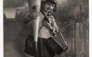 KOULU / Koulutyttö laukku käsivarrella, karkkituutti 1930-l.