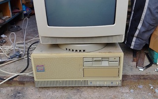 Olivetti m240 ja Olivetti color monitori ja 3 lerppua
