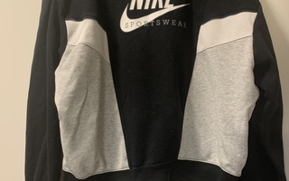 Nike college paita