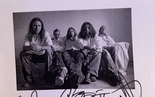 In Flames -yhtyeen nimikirjoitukset paperilla (2003)