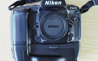 == Nikon F90X film camera body