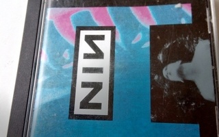 CD NINE INCH NAILS - PRETTY HATE MACHINE  ( Sis.postikulut )