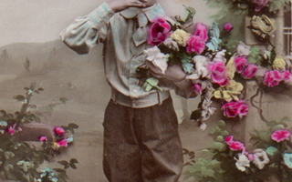 LAPSI / Ryöppyävät ruusut ja naurava poika. 1900-l.