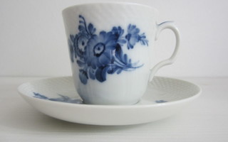 Royal Copenhagen Blue Flower kahvikuppi ja aluslautanen