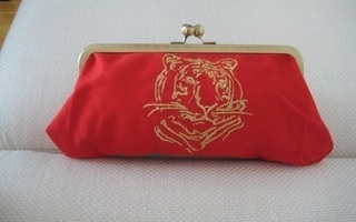 Ivana Helsinki punainen kangaslaukku, kultalankakirjailut