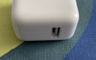 Alkuperäinen Apple 12W USB Power Adapteri