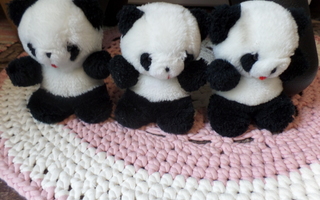 Panda-kolmoset pehmolelut.