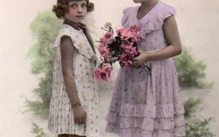 LAPSI / Ihastuttavat röyhelömekkoiset tytöt. 1920-l.