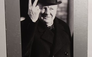 Winston Churchill  näyttää voitonmerkkiä 1.11.1942, ei p.