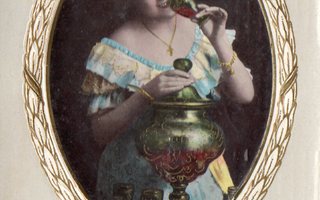 Vanha postikortti- kaunis nainen nauttimassa viiniä