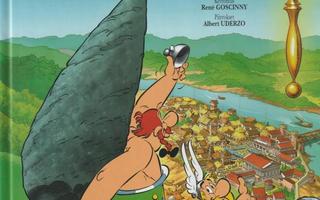 Asterix - Kultainen sirppi (kovakantinen, 2011)