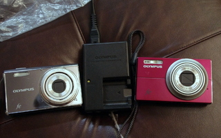 Kaksi digikameraa Olympus FE 5010 ja Olympus FE 4000