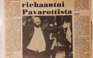 Luciano Pavarotti nimikirjoitus lehtikuvassa