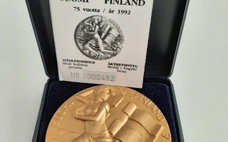 Suomi 75 vuotta , kullattu juhlamitali