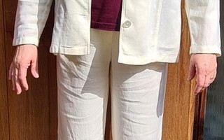 Naisten valkoinen jakku koko 44 ja housut koko 42