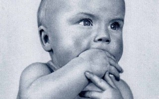 LAPSI / Hyväntuulinen vauva imee peukaloaan. 1940-l.