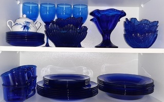 Sininen astiasto 39 osaa läpikuultavaa lasia