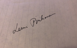 Laulaja Leena Pirhonen nimikirjoitus paperilla