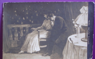 Mies suutelee naisen kämmentä WANHA 1913