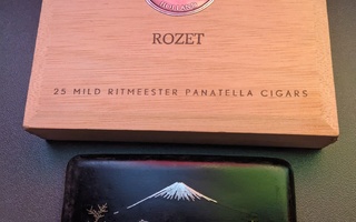 Japanilainen savukerasia ja sikarilaatikko