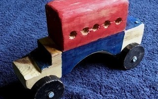 Leluauto valmistettu puusta Truck