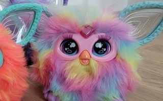 Furby 2023 sateenkaari