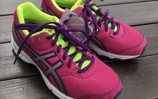 35 ASICS Uudet JUOKSULENKKARIT