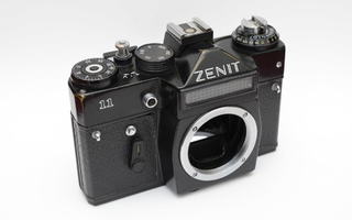 Vanha järjestelmäkamera Zenit 11 ilman objektiivia