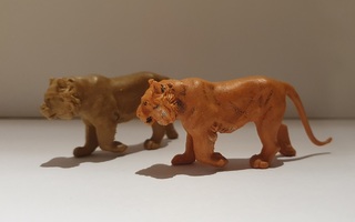 2 leijonaa – lelufiguurit 60/70-luvulta