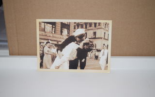 postikortti sotilas suutelee naista