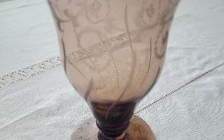 Vanha koristeellinen lasi malja