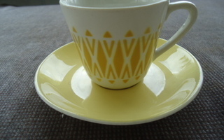 Arabia keltainen puhalluskoristeinen kahvikuppi + asetti