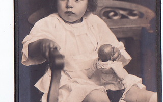 VANHA CDV Visiitti Valokuva Lapsi Tyttö + Lelu Nukke 1900-l