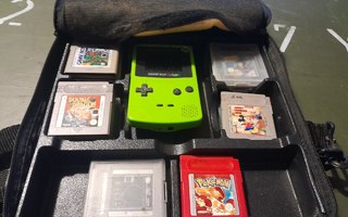 Gameboy color konsoli + 15 peliä ja laukku