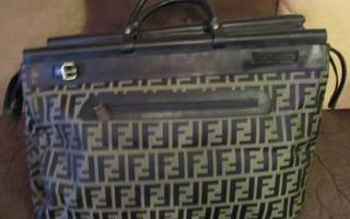 Iso Fendi laukku, koko: 58 x 36 x 59 cm