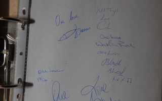 Dennis Brown + bändi nimikirjoitukset paperilla