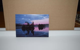 postikortti yöllinen järvi ja saari