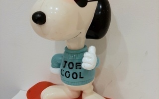 Snoopy figuuri skeittaava